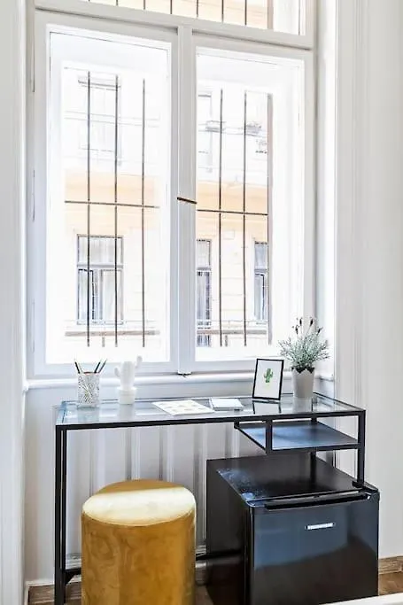 Apartment Lovely Flat In The Heart Of Budapest